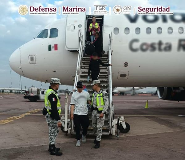 Detenido por intentar tomar por la fuerza un vuelo de Volaris para aterrizar en EE.UU. 🚨✈️